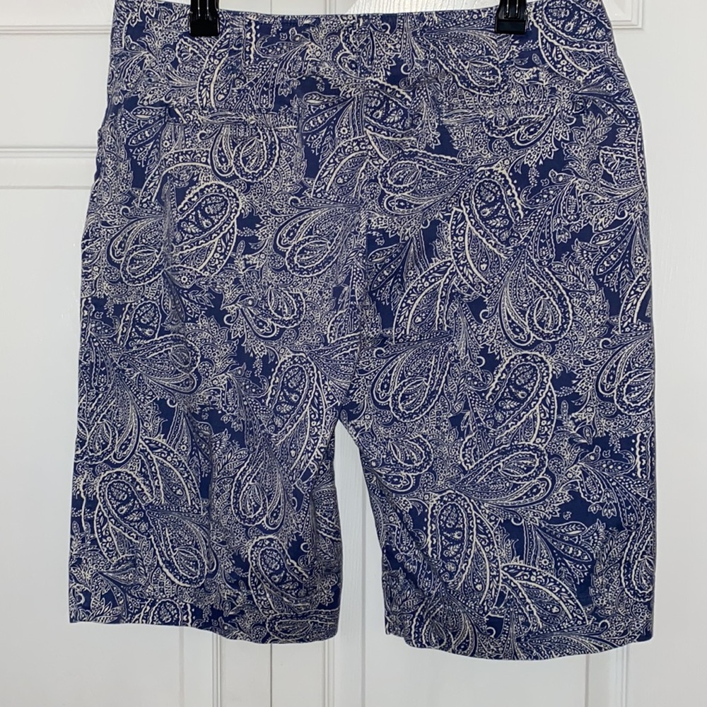 Jones New York Stretch Bermuda shorts blue paisley Women’s Size 12